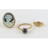 A 9ct gold black and white cameo ring, finger size