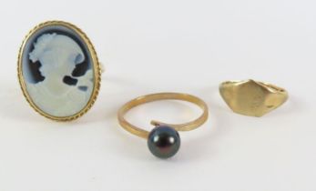 A 9ct gold black and white cameo ring, finger size