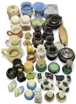 Collection of miscellaneous ceramics and trinkets