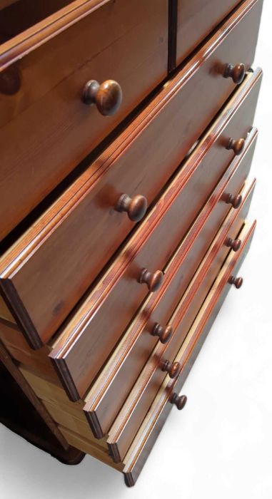 A contemporary stained pine chest of drawers, 89cm - Image 2 of 3