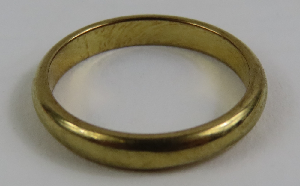 A 9ct gold D shaped wedding band, finger size N 1/ - Image 2 of 3