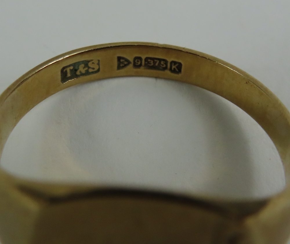A 9ct gold signet ring, with square head, finger s - Image 4 of 4
