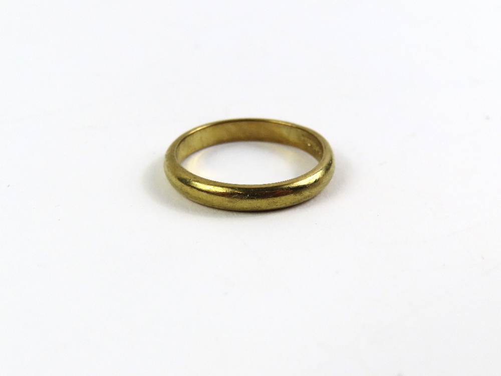 A 9ct gold D shaped wedding band, finger size N 1/