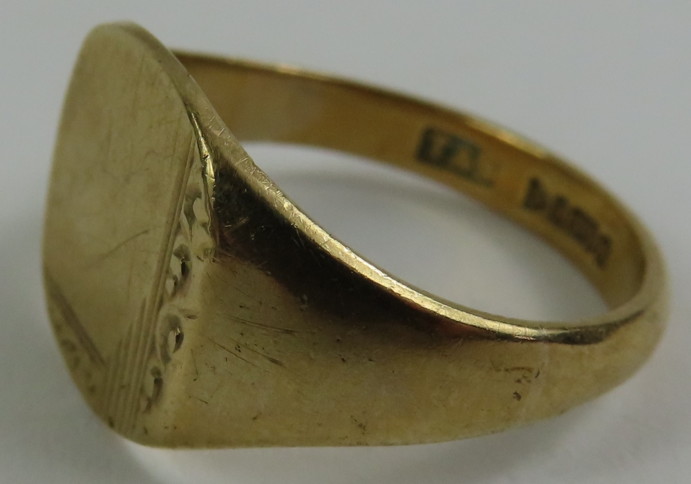 A 9ct gold signet ring, with square head, finger s - Image 3 of 4