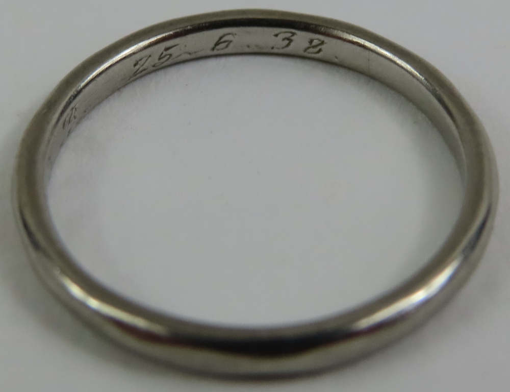 A wedding ring marked 'PLATINUM', finger size M 1/ - Image 4 of 5