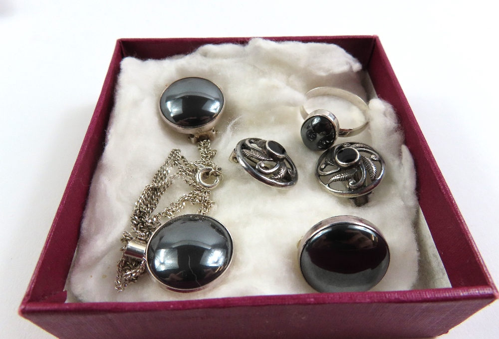 A collection of silver and costume jewellery, to i - Image 4 of 26