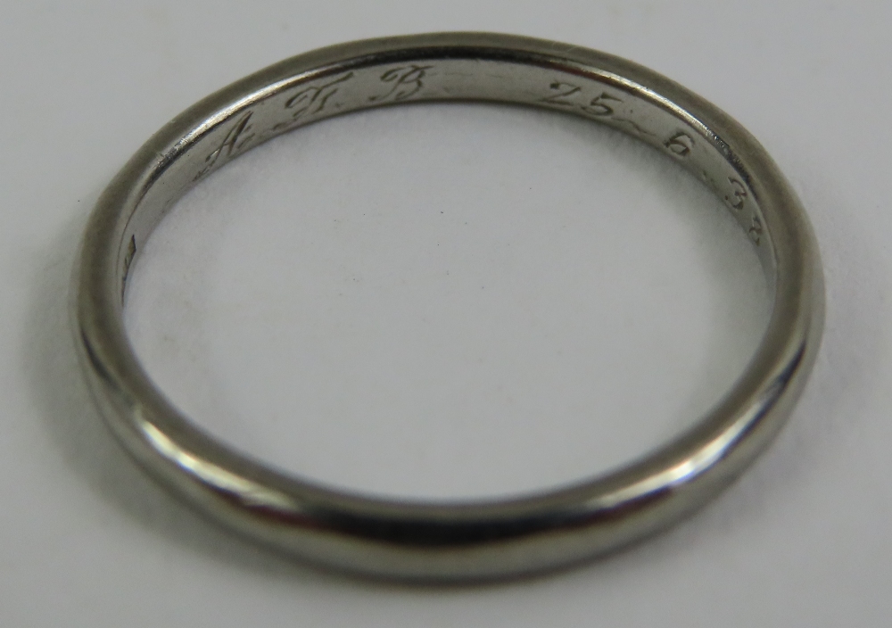 A wedding ring marked 'PLATINUM', finger size M 1/ - Image 3 of 5