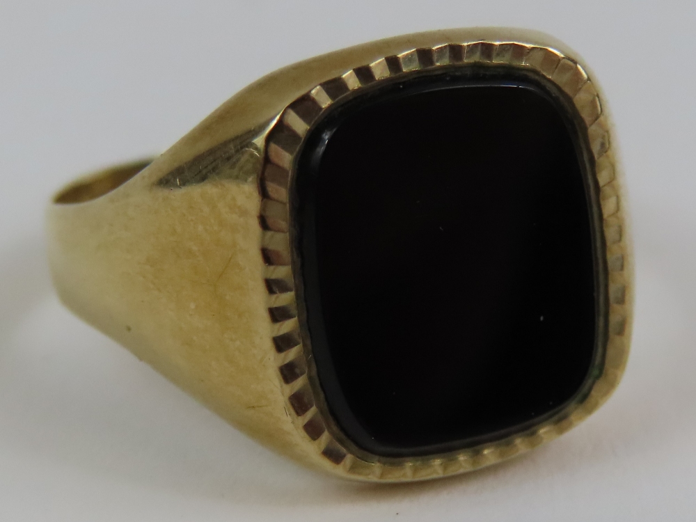 A 9ct gold black onyx set signet ring, finger size - Image 2 of 6
