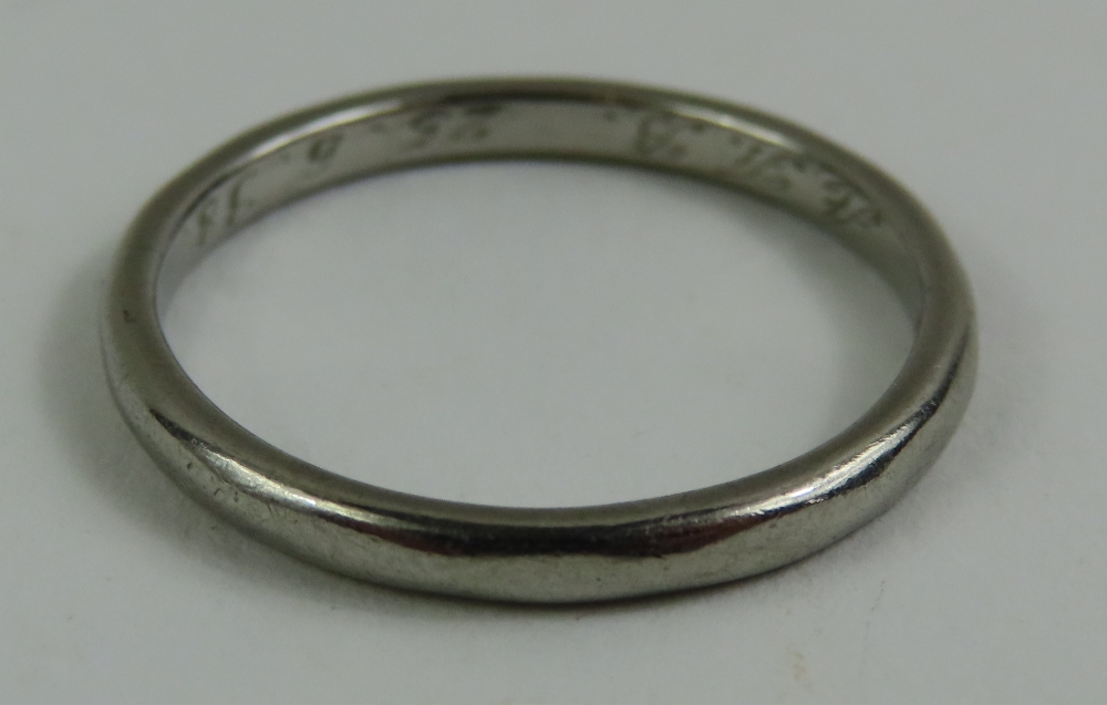 A wedding ring marked 'PLATINUM', finger size M 1/ - Image 2 of 5