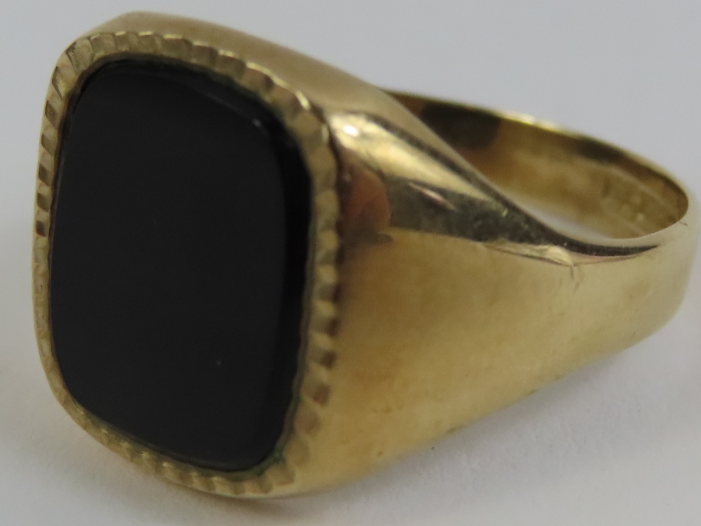A 9ct gold black onyx set signet ring, finger size - Image 3 of 6