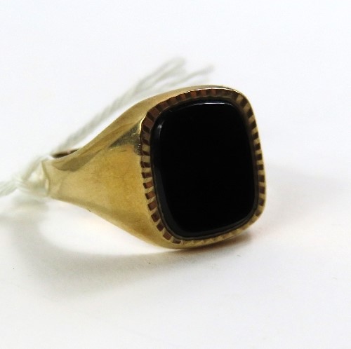 A 9ct gold black onyx set signet ring, finger size - Image 6 of 6