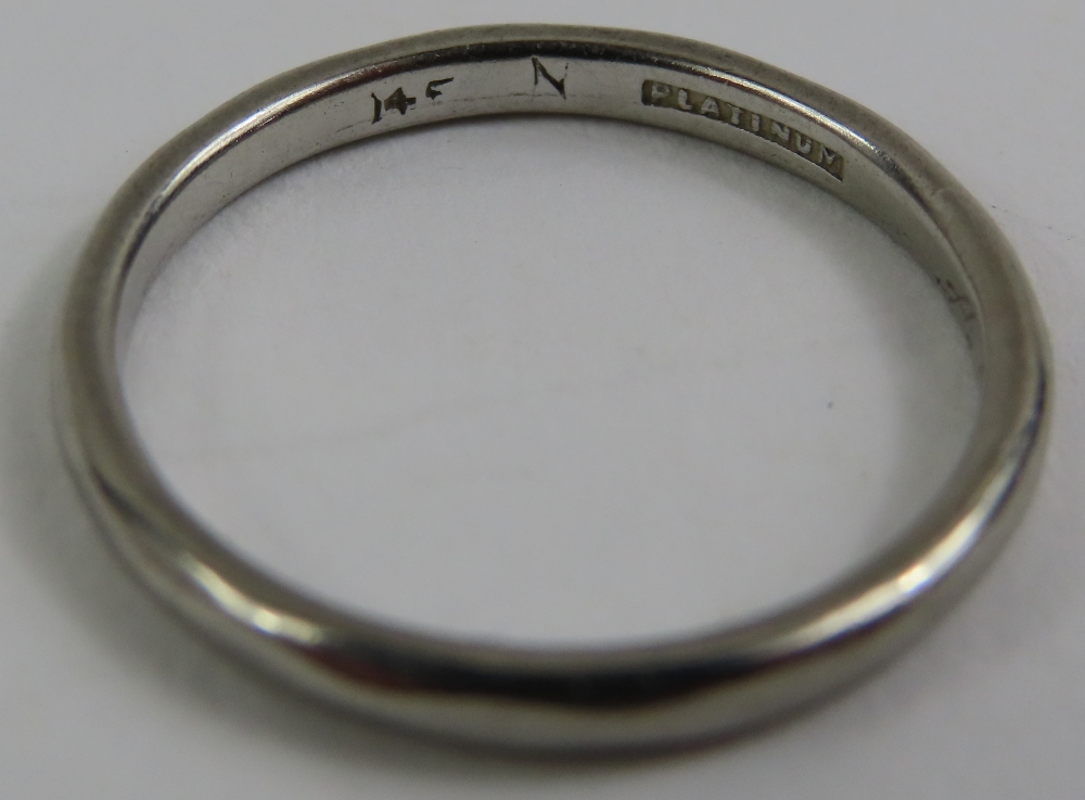 A wedding ring marked 'PLATINUM', finger size M 1/ - Image 5 of 5