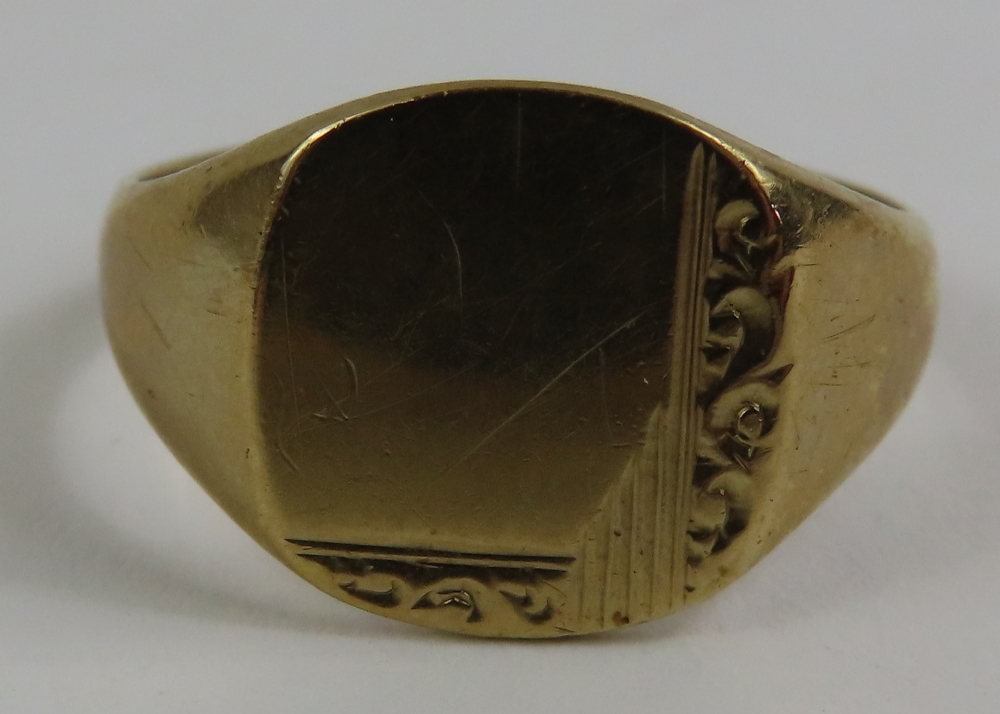 A 9ct gold signet ring, with square head, finger s - Image 2 of 4