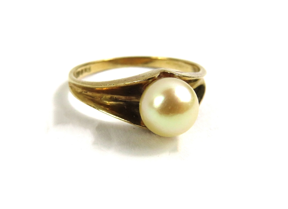 A 9ct gold pearl single stone ring, finger size M
