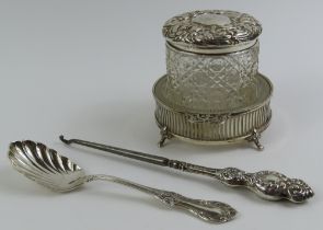 A small collection of mixed silver, including a si