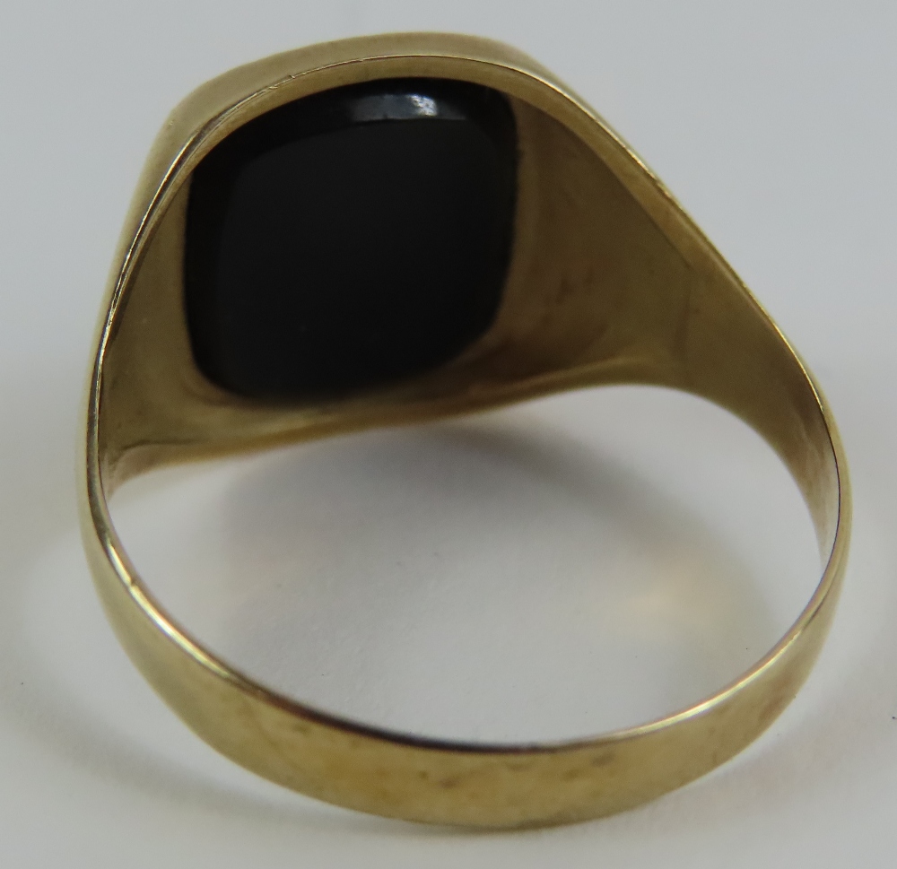 A 9ct gold black onyx set signet ring, finger size - Image 4 of 6