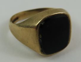 A 9ct gold black onyx signet ring, finger size P 1