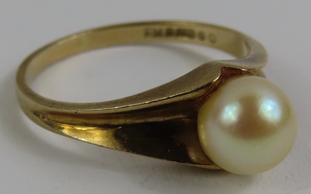 A 9ct gold pearl single stone ring, finger size M - Image 2 of 4