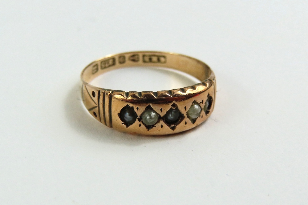 A Victorian 9ct gold five stone split pearl ring,