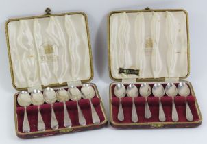 A cased set of silver teaspoons Old English patter