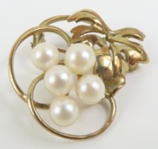 A 9ct gold cultured pearl set brooch, 3cm x 2.5cm,