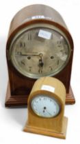 An Edwardian mantel clock in mahogany case having