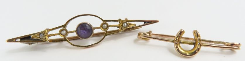 A 9ct gold bar brooch with a horseshoe to the cent