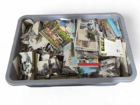 A large quantity of assorted loose postcards (a lo
