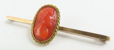 A bar brooch with a carved coral cameo to the cent