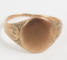 An unmarked signet ring, with patterned shoulders,