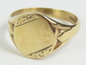A 9ct gold oval head signet ring, finger size V, 5