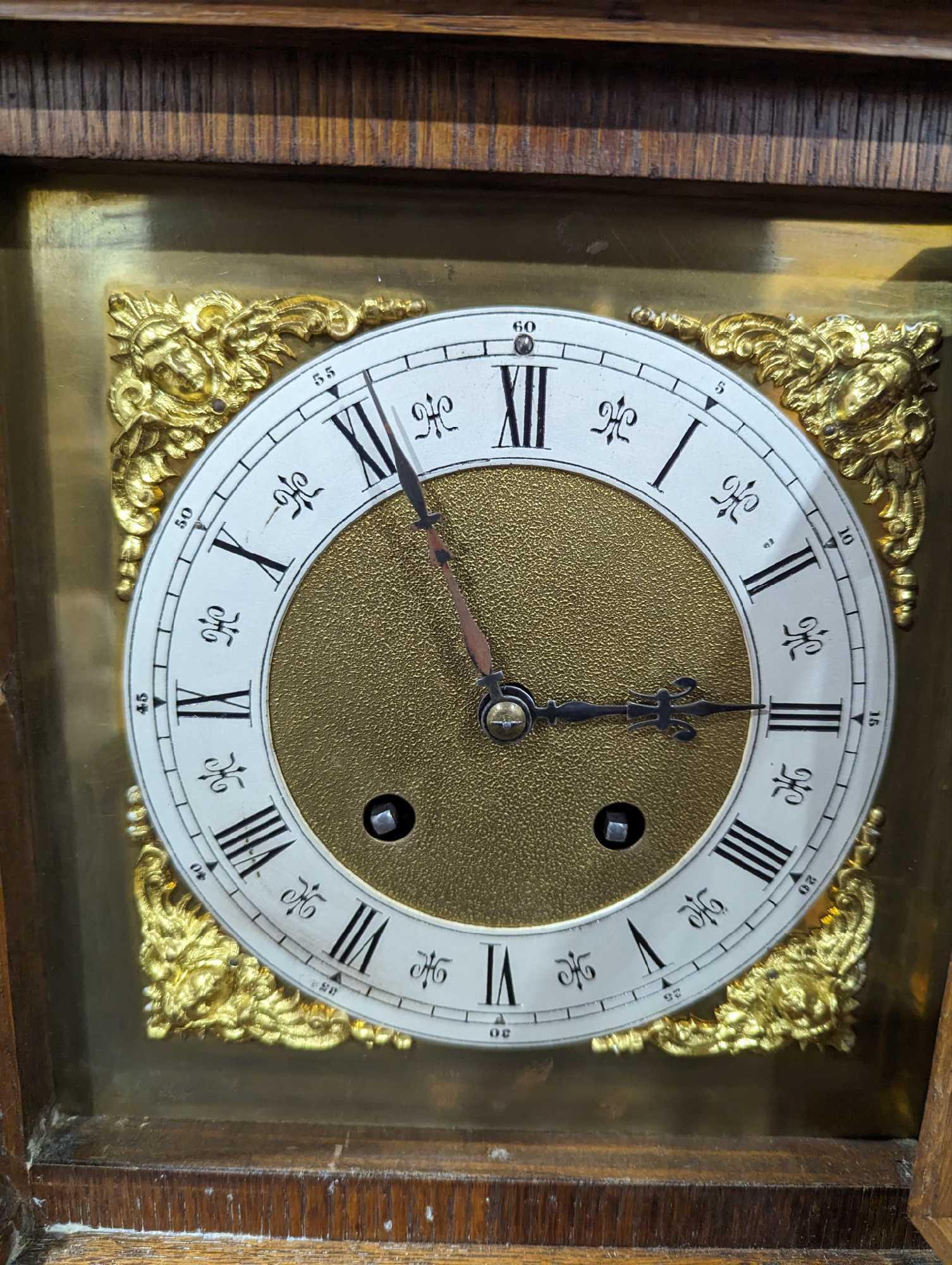 An Edwardian oak cased mantel clock striking on a - Image 3 of 4