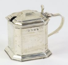 A George V silver mustard of square form with hing