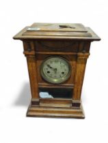 An Edwardian oak cased mantel clock with key, 38cm