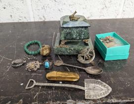 A green hardstone trinket box and ashtray, togethe