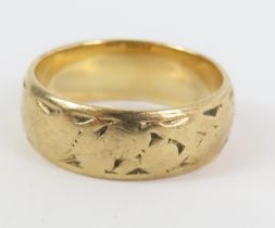A 9ct gold patterned wedding band, finger size I 1