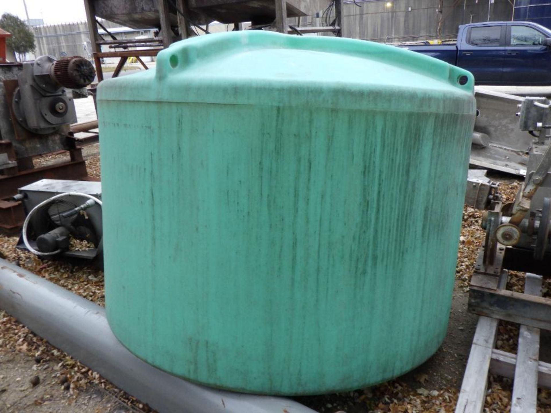 1000 gallon poly tank - Image 3 of 5