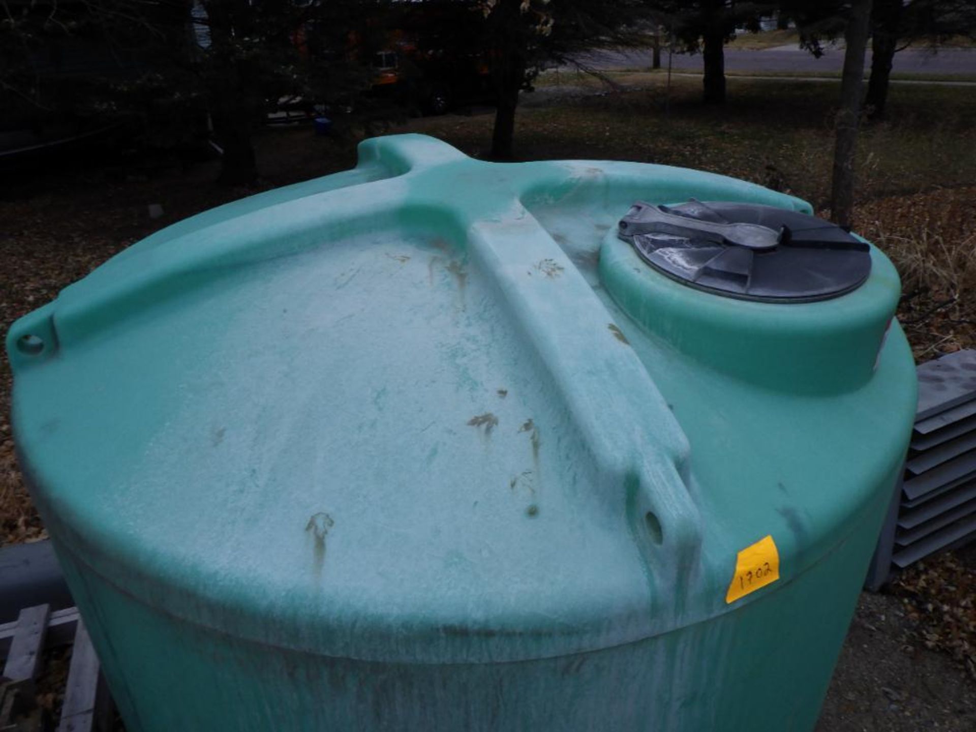 1000 gallon poly tank - Image 4 of 5