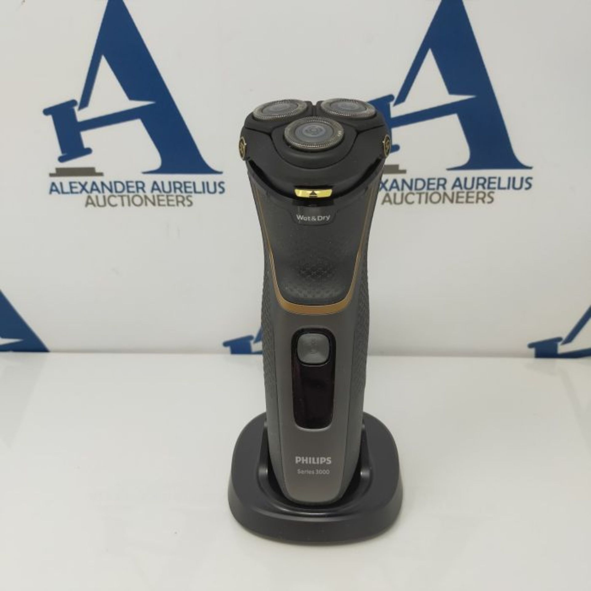 RRP £57.00 Philips Electric shavers Electric Shaver, Black Gold - 350 g - Image 2 of 3