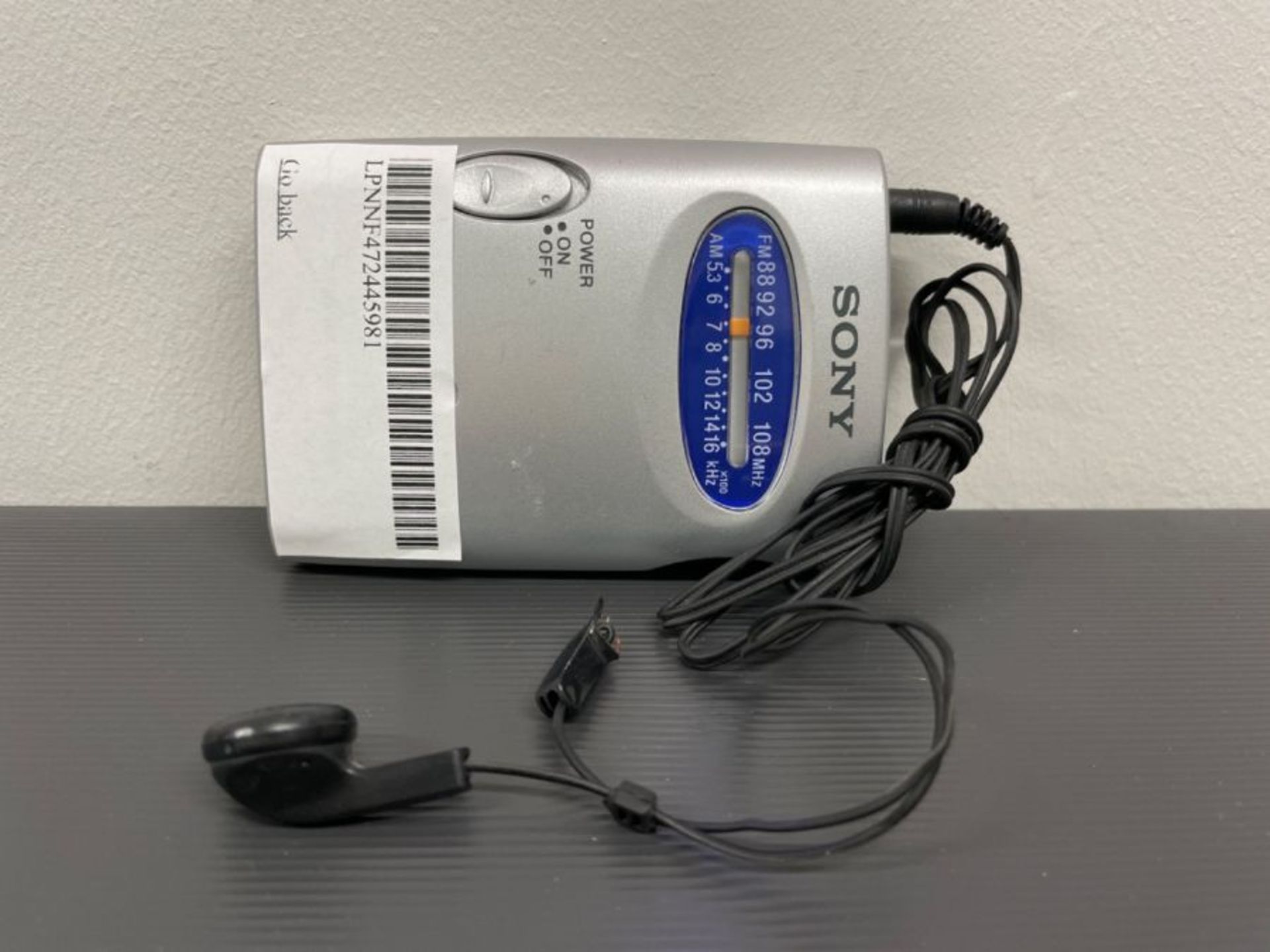 RRP £70.00 Sony SRF-59 FM/AM Analogue Personal Radio, with belt clip - Silver - Image 3 of 4