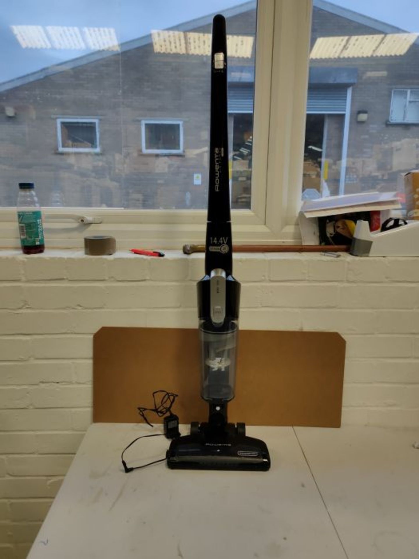 RRP £92.00 Rowenta RH6545WH, Air Force Light Upright Vacuum Cleaner, Glossy Black - Image 2 of 3