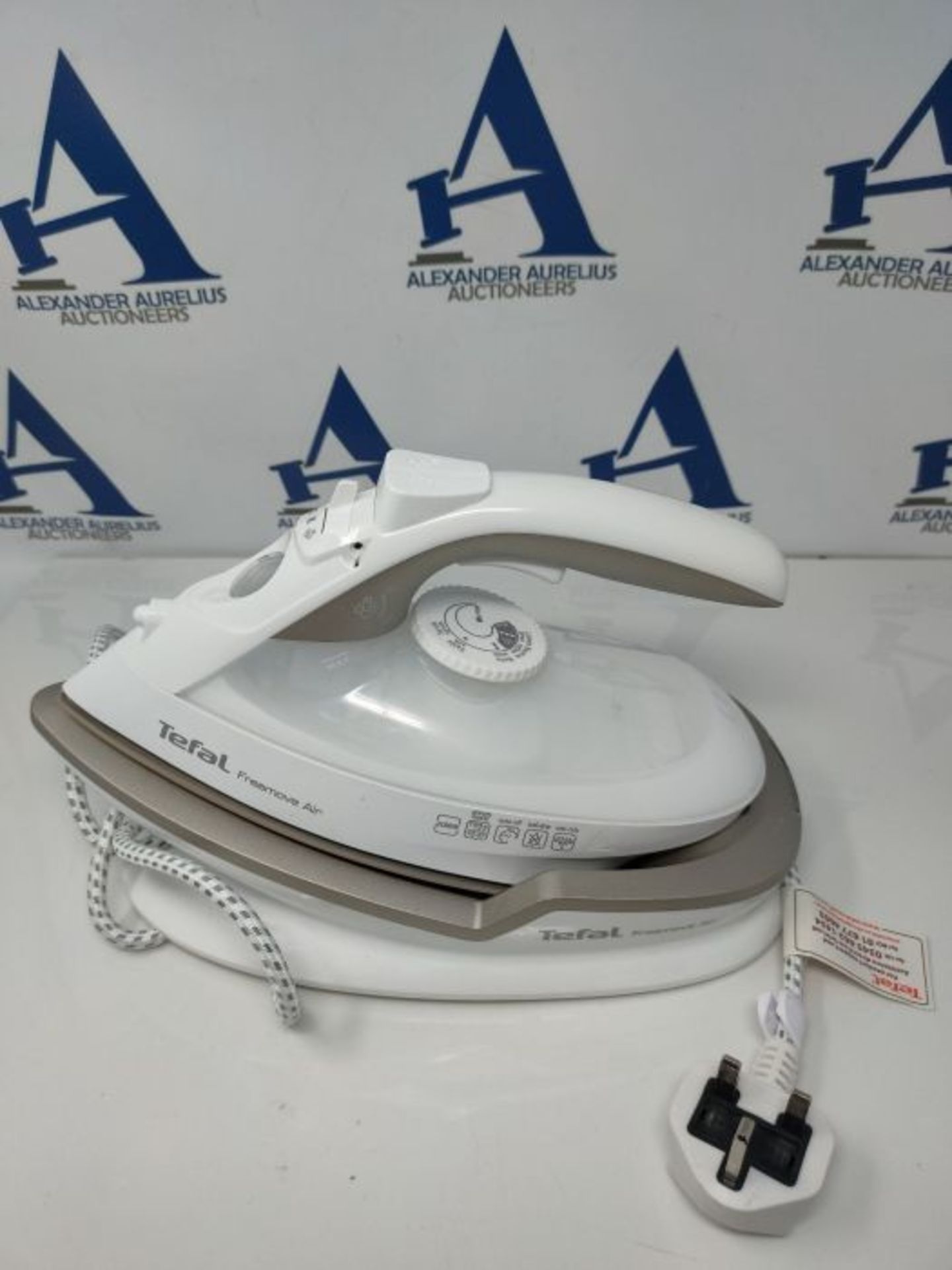 RRP £54.00 Tefal FV6550 Freemove Cordless Steam Iron, 2400 W, White and Silver - Image 2 of 3