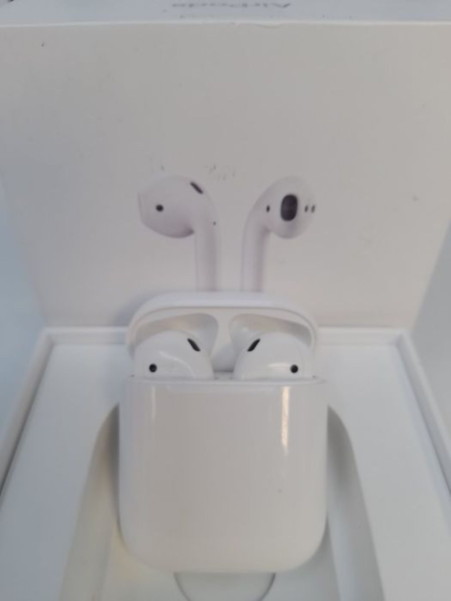 RRP £134.00 Apple AirPods con custodia di ricarica tramite cavo - Image 2 of 3