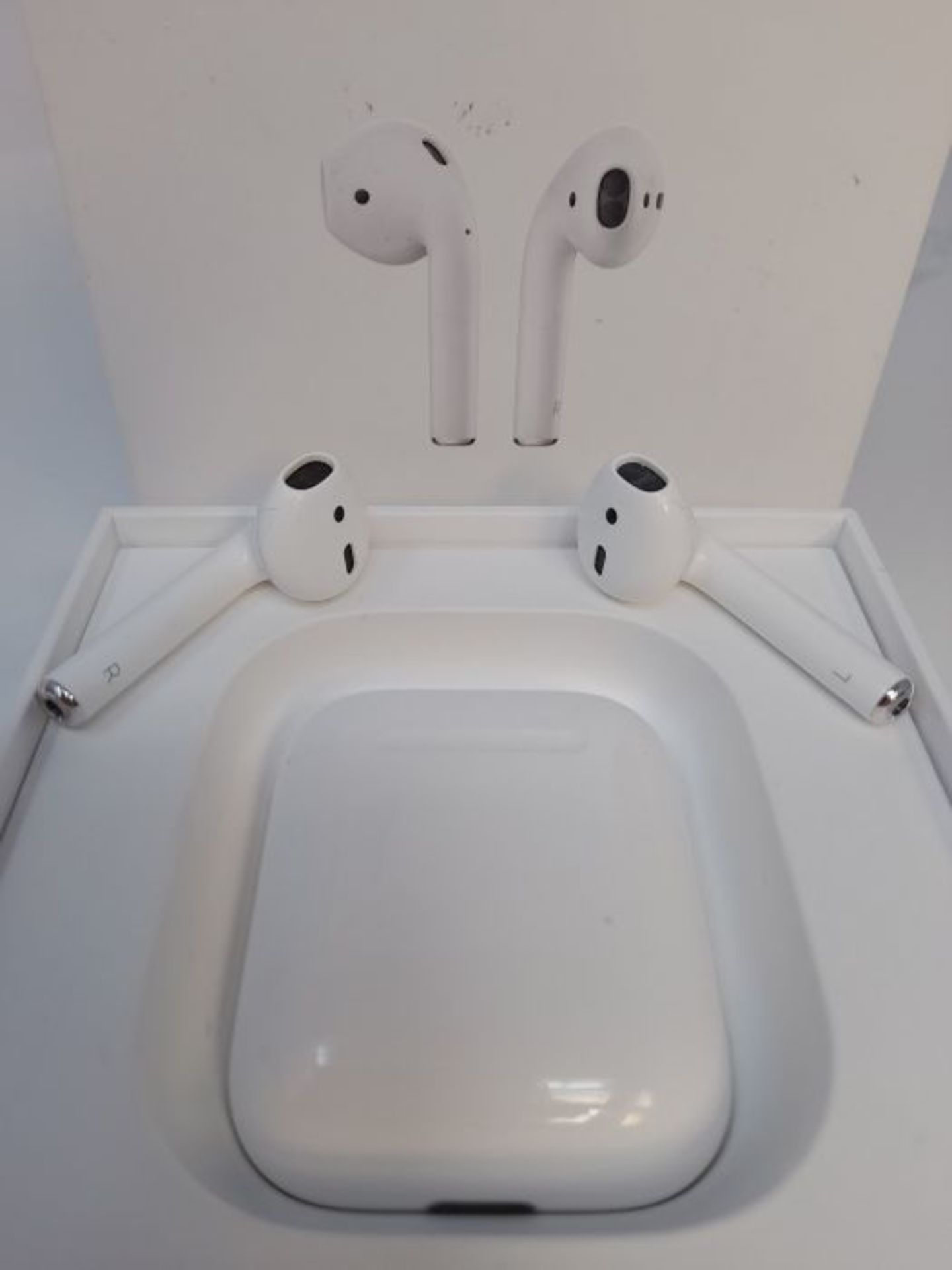 RRP £134.00 Apple AirPods con custodia di ricarica tramite cavo - Image 3 of 3