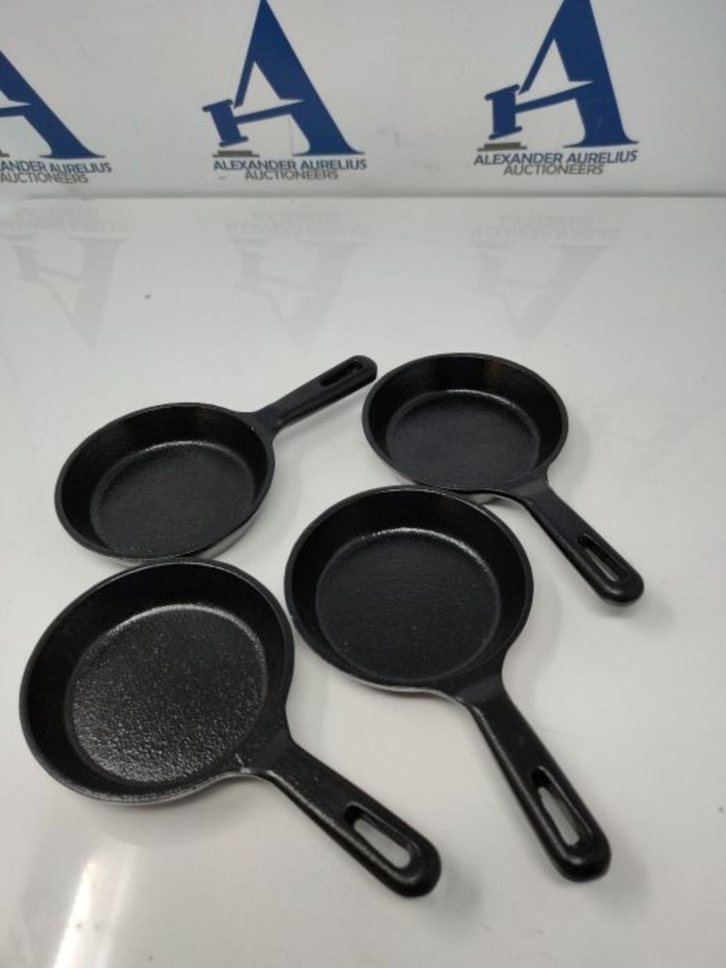 AmazonCommercial Pre-Seasoned 8.9 cm Cast Iron Frying Pan, Set of 4