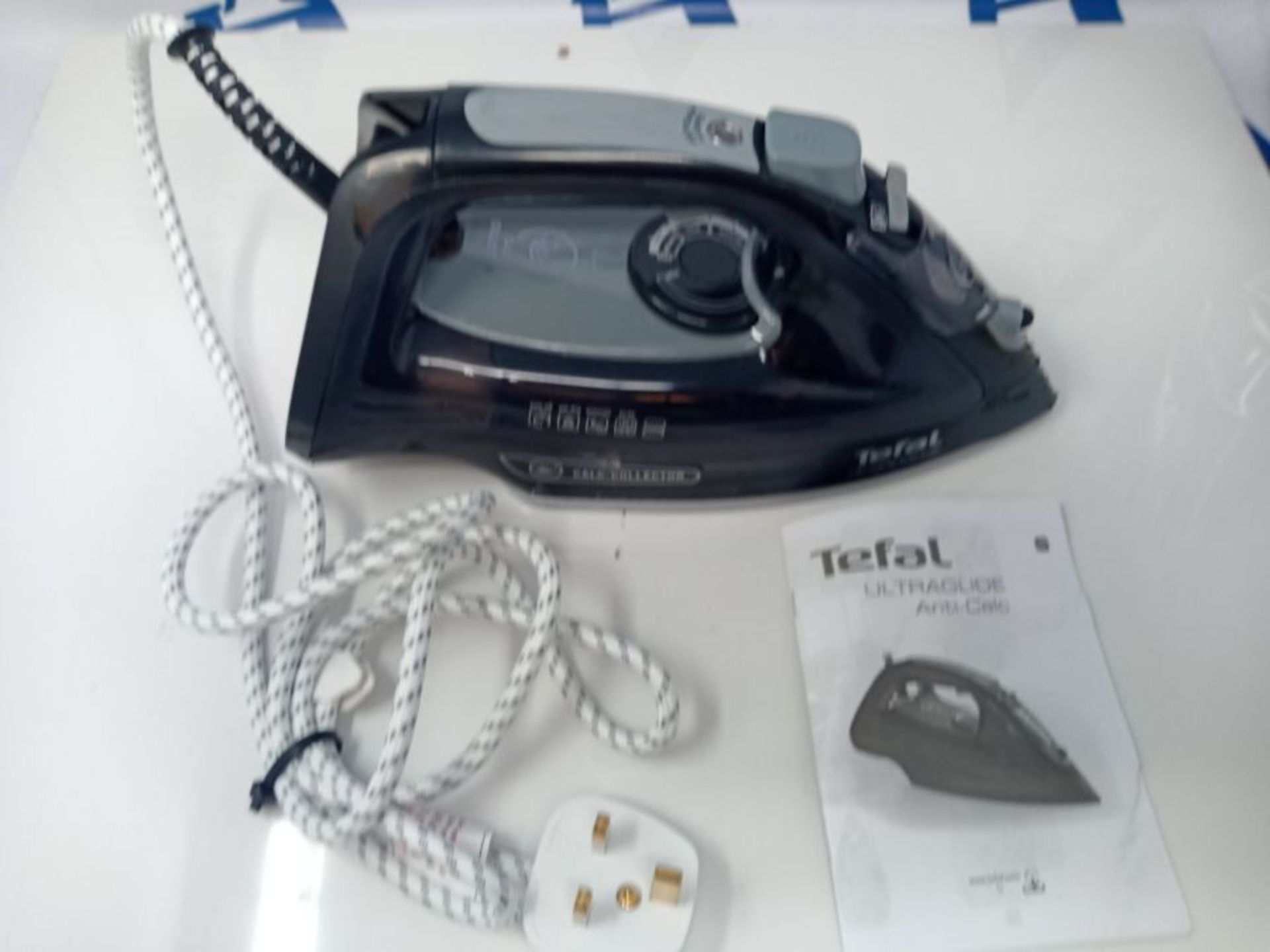 RRP £65.00 Tefal FV2662 Ultraglide Anti-scale Steam Iron, 2500 W, 270 milliliters, Black - Image 3 of 3