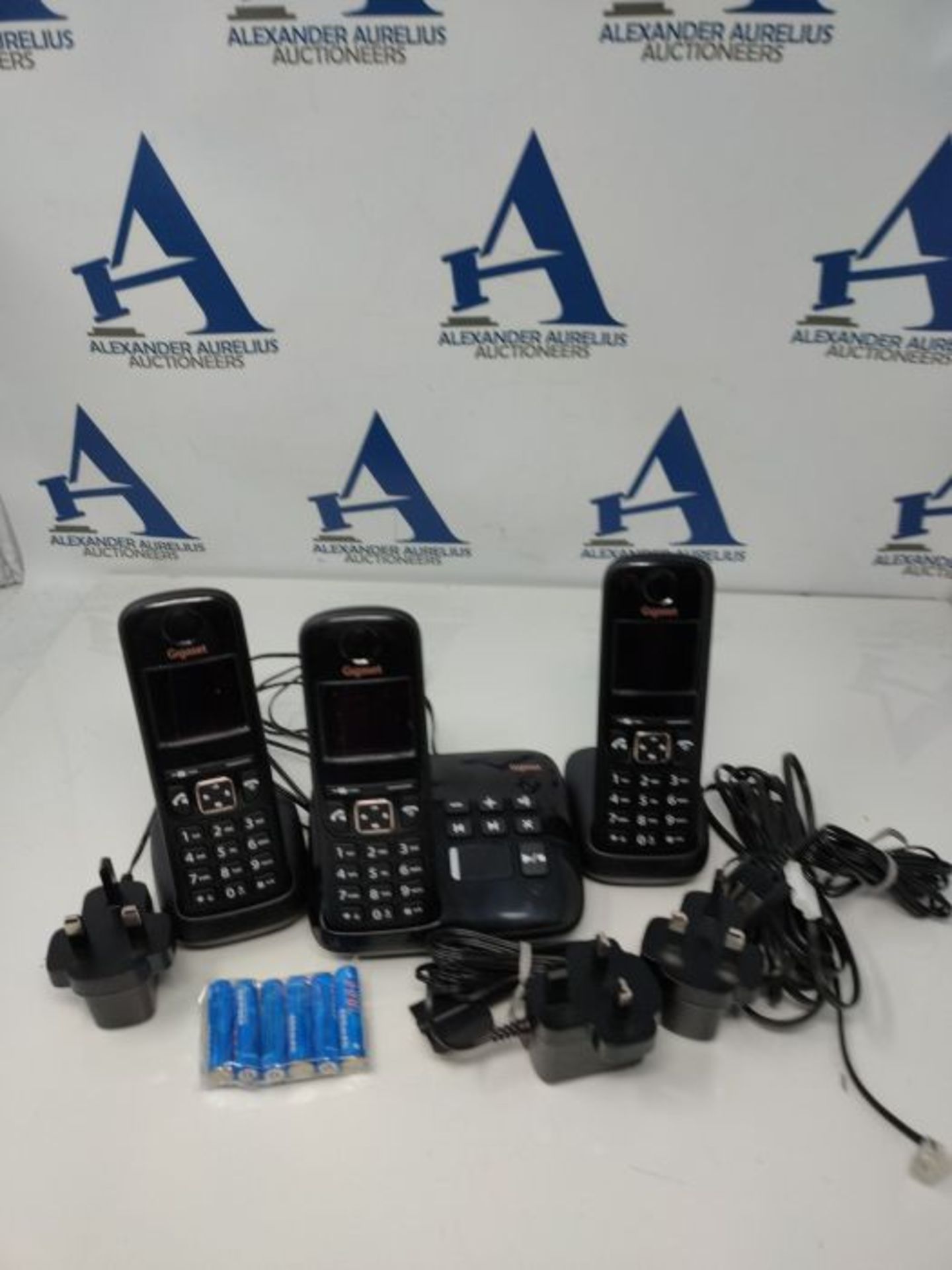 RRP £67.00 Gigaset ALLROUNDER Trio with answer machine - 3 cordless phones - Large, high-contrast - Image 3 of 3