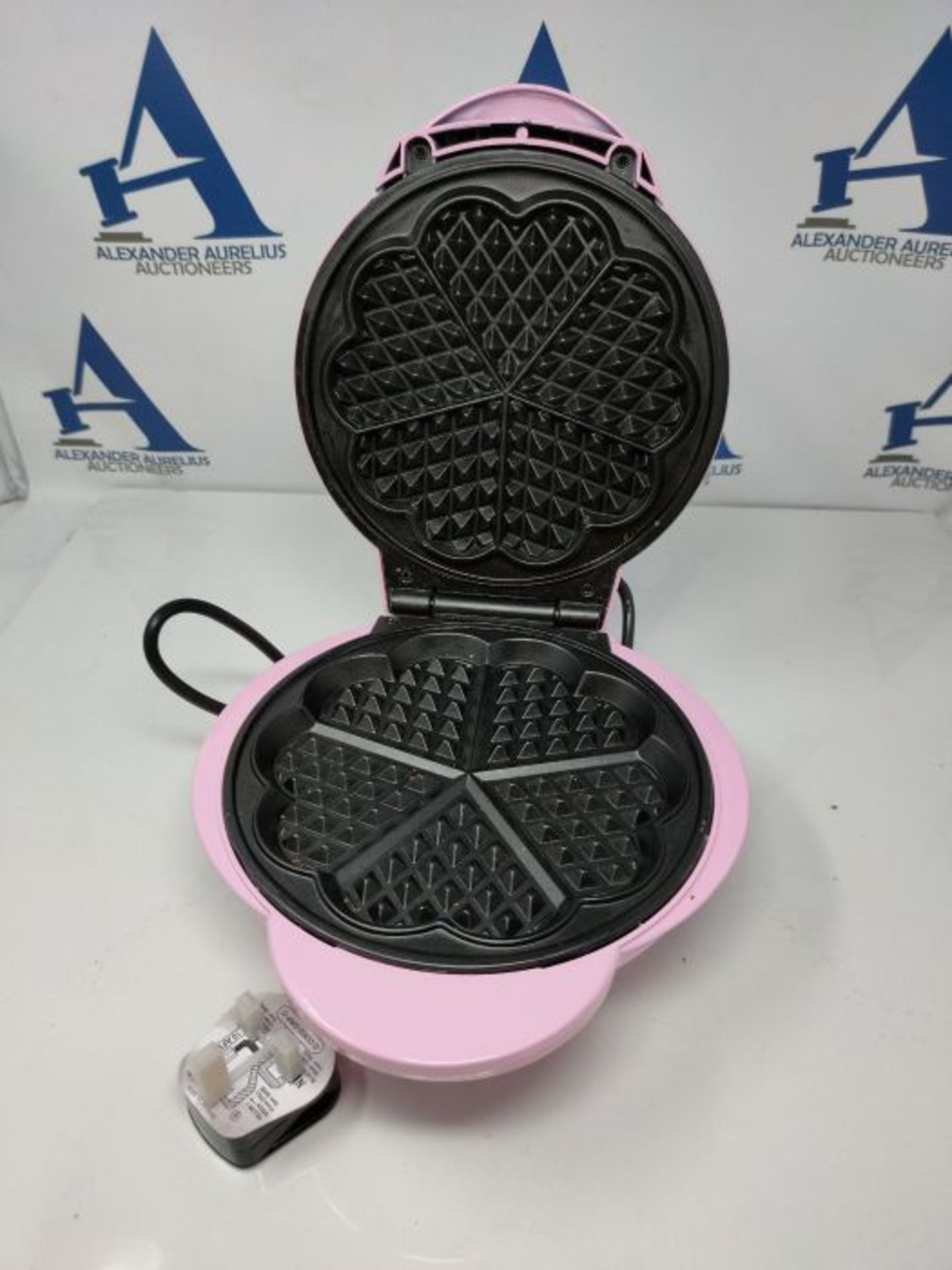 Global Gizmos 35570 Heart Shaped Waffle Maker / 1000W / Unique Thermostatic Design/Non - Image 3 of 3