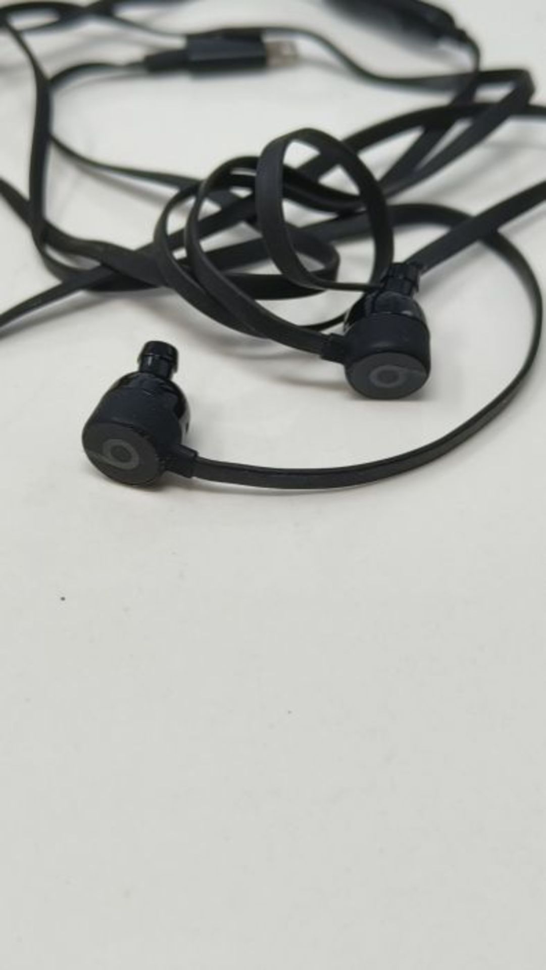 RRP £64.00 urBeats Wired Earphones With Lightning Connector - Tangle Free Cable, Magnetic Earbuds - Image 3 of 3