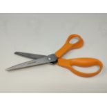 Fiskars Pinking Scissors, Length: 23 cm, For right-handed users, Stainless steel blade